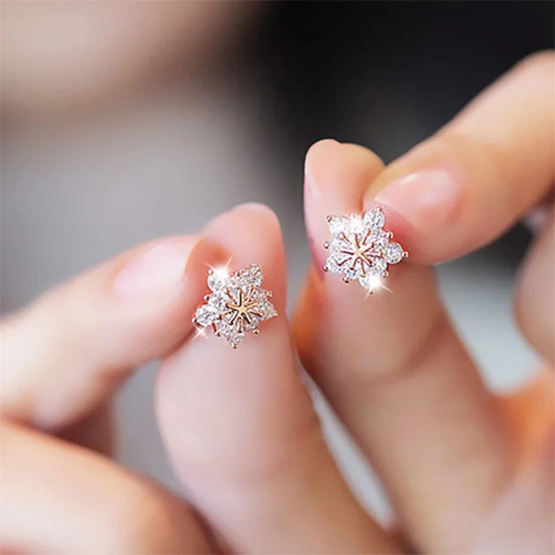New Lovely Snowflake Charm Earring For Women Christmas Gift Fashion Crystal Zircon Stud Earrings Girls New Year Jewelry